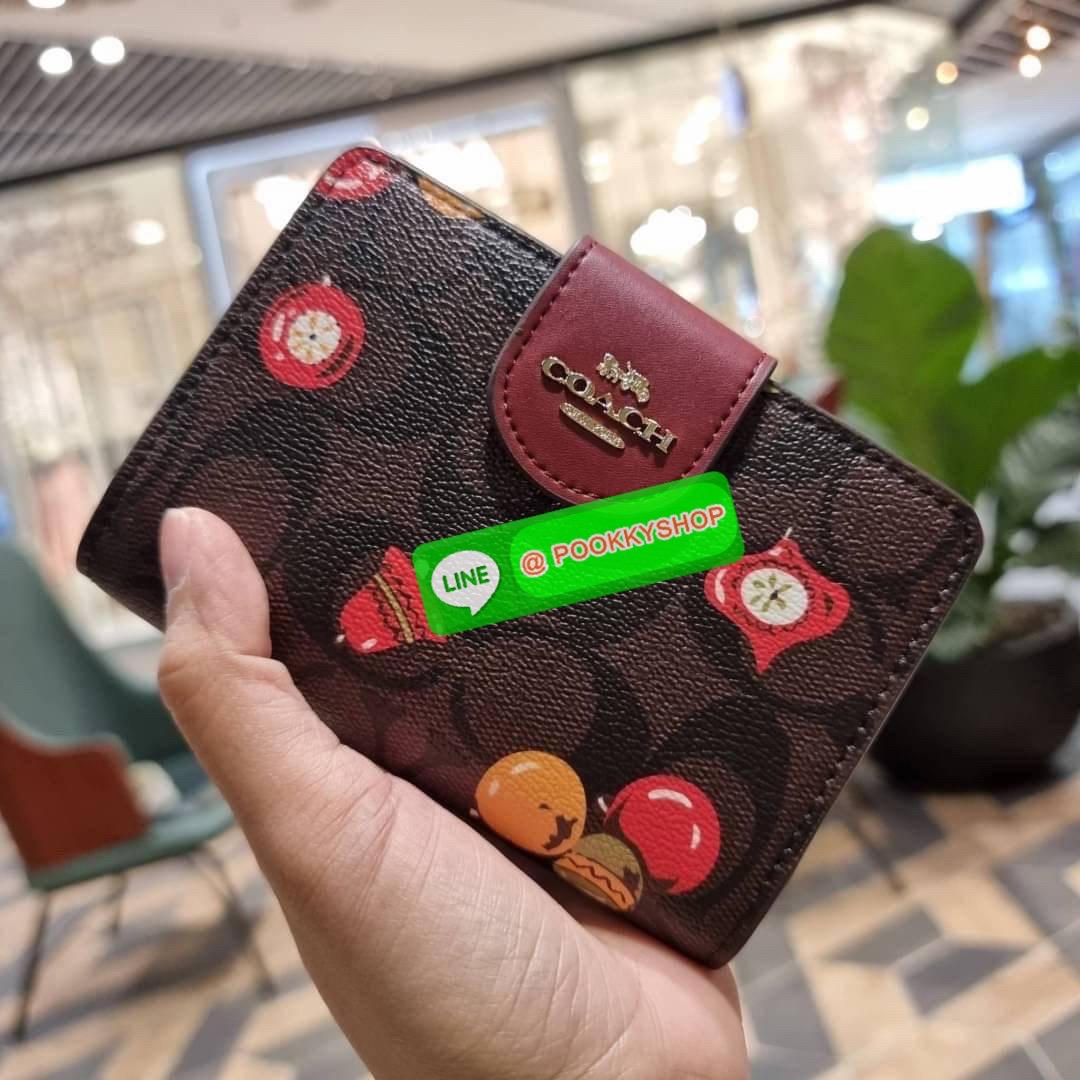 COACH C7413 MEDIUM CORNER ZIP WALLET WITH ORNAMENT PRINT คอลเลคชั่นใหม่ กระเป๋าสตางค์ใบกลาง ดีไซน์ใหม่ สุดหรู คละลายพริ้นท์เต็มใบ น่าใช้ไปอีก วัสดุหนังแคนวาสเคลือบลาย ภายในมีช่องใส่บัตร ใส่ธนบัตรได้ครบ และมีช่องซิปแยก ใบจริงสวยมากๆ แนะนำจ้า ราคาสุดคุ้มครบ