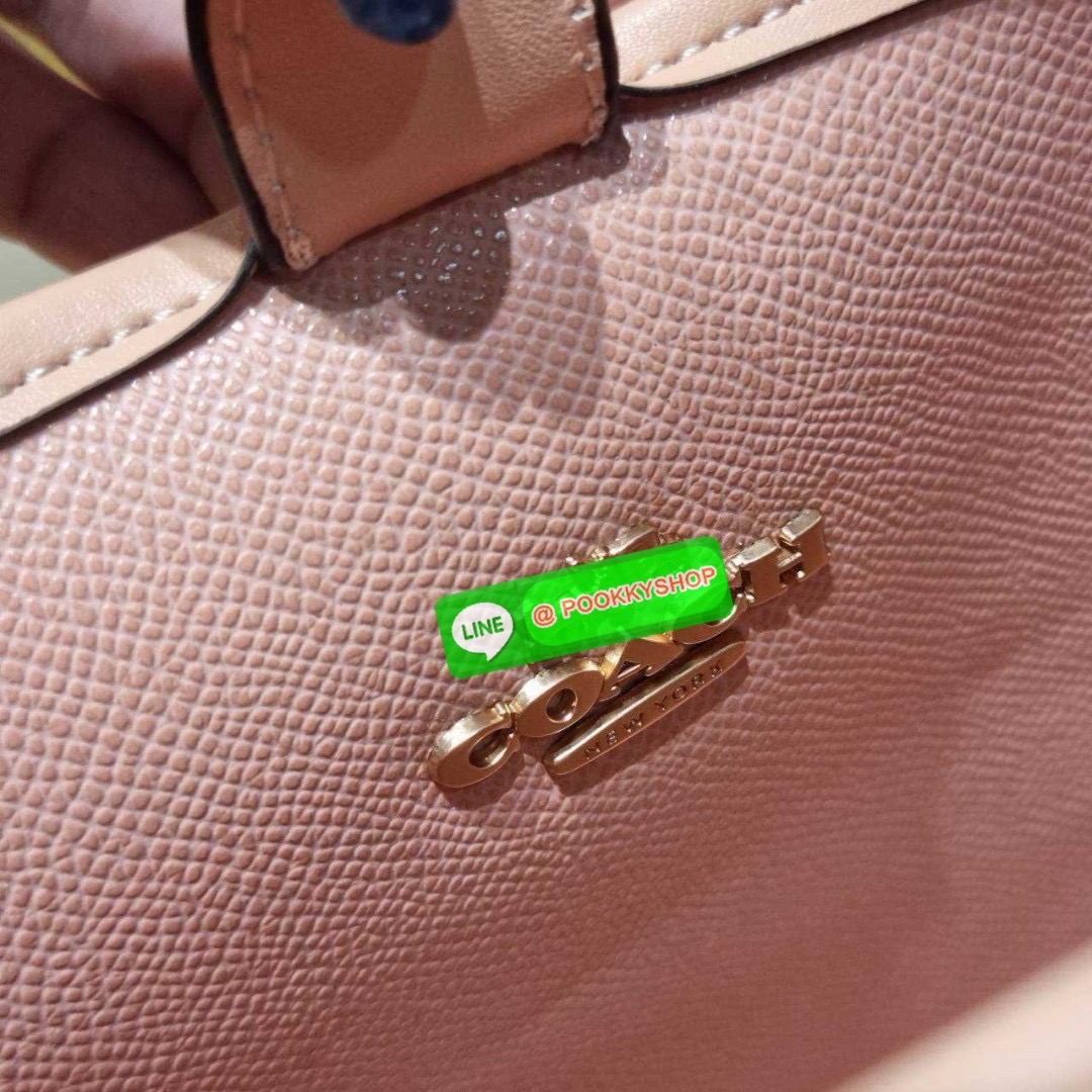 🔆 Model COACH CU394 COACH x OBSERVED BY US CITY BUCKET BAG IN SIGNATURE CANVAS 🔆 Details ใหม่! กระเป๋าสะพายทรงบัคเก็ต ดีไซน์รูปทรงคลาสสิค อินกับกระแสสุดๆ ตกแต่งลวดลายให้น่าใช้ขึ้น และยังมีกระดุมแม่เหล็กปิดปากกันของหล่น มาพร้อมสายสะพายถึง 2