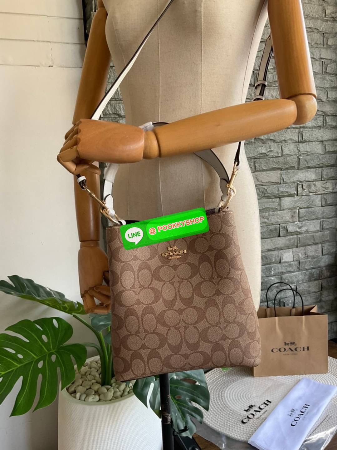 COACH SMALL TOWN BUCKET BAG IN SIGNATURE CANVAS รุ่น 2312 Collection บักเก็ตคลาสสิค รุ่นยอดนิยม กำลังมาแรงมากๆ กระเป๋าสะพายไหล่ และ Cross Body วัสดุหนังแคนวาสอย่างดี มาพร้อมสายสะพายสะพายไหล่ถอดออกไม่ได้ / สายสะพายยาว สายถอดออกได้ มี 3 ช่องใช้งาน