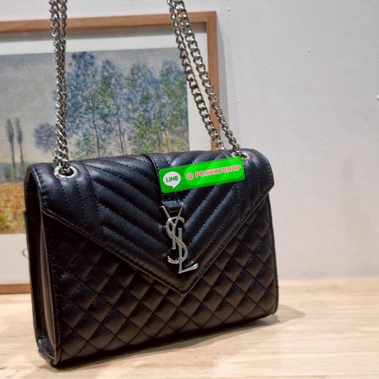 🔆 Model YSL envelope medium shoulder bag กระเป๋าสะพายไหล่สุดฮอต จากเคาน์เตอร์ dutyfree ทรง envelope ดีไซน์เรียบหรู ดูติดแกลมสุดๆ โดดเด่นด้วยโลโก้ด้านหน้า เพิ่มดีเทลความผู้ดี ใช้งานง่ายเพียงแค่เปิด-ปิดด้วยกระดุมแม่เหล็ก ภายในแบ่งสัดส่วนได้ดี มีช่อง