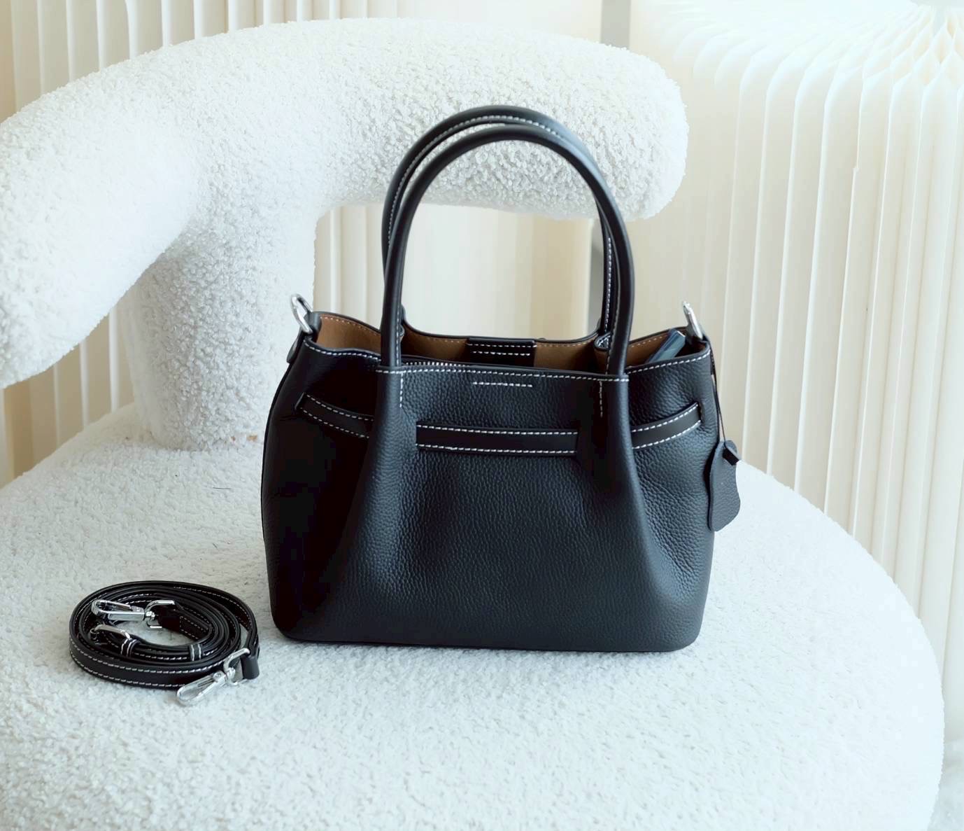 กระเป๋าหนังแท้ทรงtote งานหนังแท้💯 Genuine leather หนังลาย togo รักษาง่าย ใช้งานได้ยาวนาน ขนาดกำลังดี น้ำหนักเบา มีสายสะพายยาว หนังแท้มีความคงทนและสามารถใช้งานได้ยาวนาน เมื่อได้รับการดูแลที่ดี หนังจะมีความนุ่มและยืดหยุ่น แต่ยังคงแข็งแรง นอกจากนี้ ห