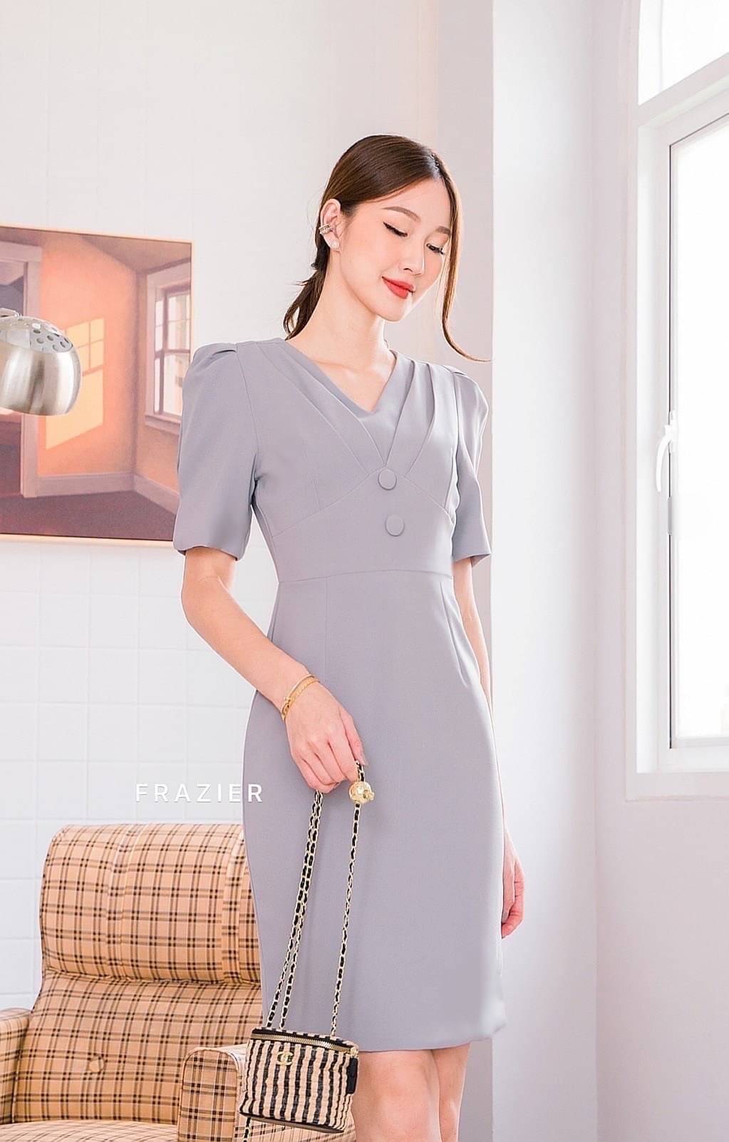 Dress คอวีจีบอก ทรงต่อเอวแต่งกระดุมเก๋ๆ ตัวนี้ทรงดีแพทเทรินสวย ทรงเป๊ะมากค่ะ ผ้าเนื้อดีการันตีผ้านิ่มใส่สบาย งานซับในทั้งตัวค่า