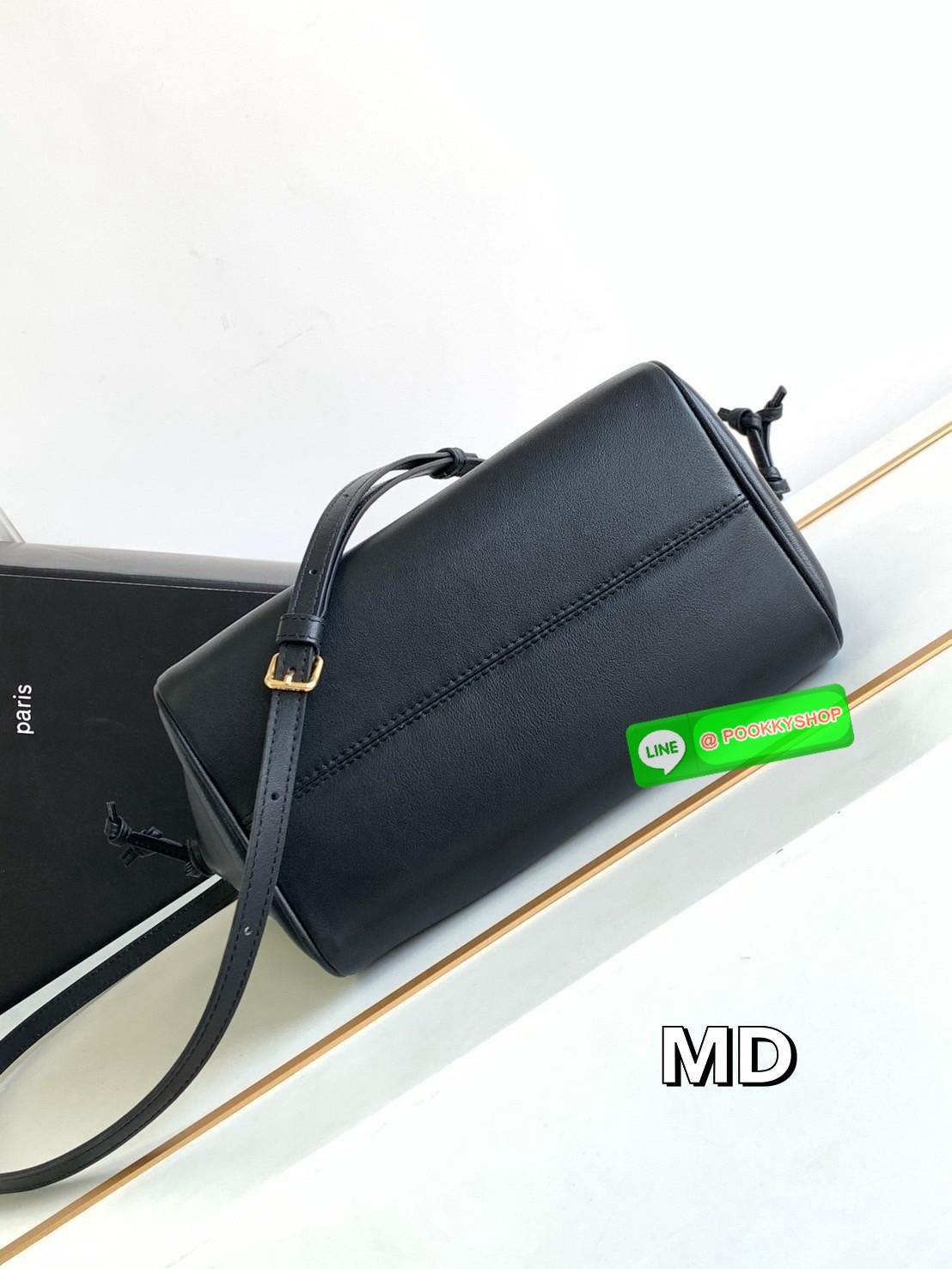 CELINE Small Cabas Drawstring Cuir Triomphe / CELINE TOTE BAG กระเป๋าทรงโท้ทน่ารักน่าใช้ ตัวกระเป๋าหนังนุ่มมาก ปากกระเป๋าเป็นหูรูดดึงปรับทรงได้สองแบบสองสไตล์ ด้านในเปิดปิดด้วยกระดุม ภายในโล่งกว้างจุของได้คุ้มๆ มาพร้อมสายสะพายยาวถอดและปรับได้ แมทช์กับเสื้อ