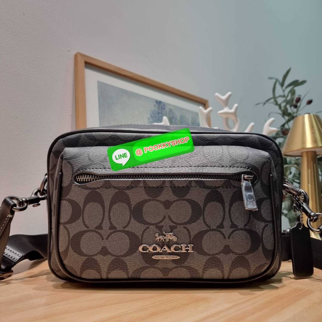 🔆 Model COACH CJ510 ELIAS CROSSBODY IN SIGNATURE CANVAS 🔆 Details ใหม่ล่าสุด กับไอเท็มสุดชิค กระเป๋าครอสบอดี้ทรงคลาสสิค ดีไซน์รูปแบบใหม่ ใช้งานง่ายและสะดวก ด้านหน้ามีช่องซิป ด้านหลังมีช่องแยกให้ เปิด-ปิดด้วยซิป ภายในเป็นช่องโล่ง มีช่องซิปแ
