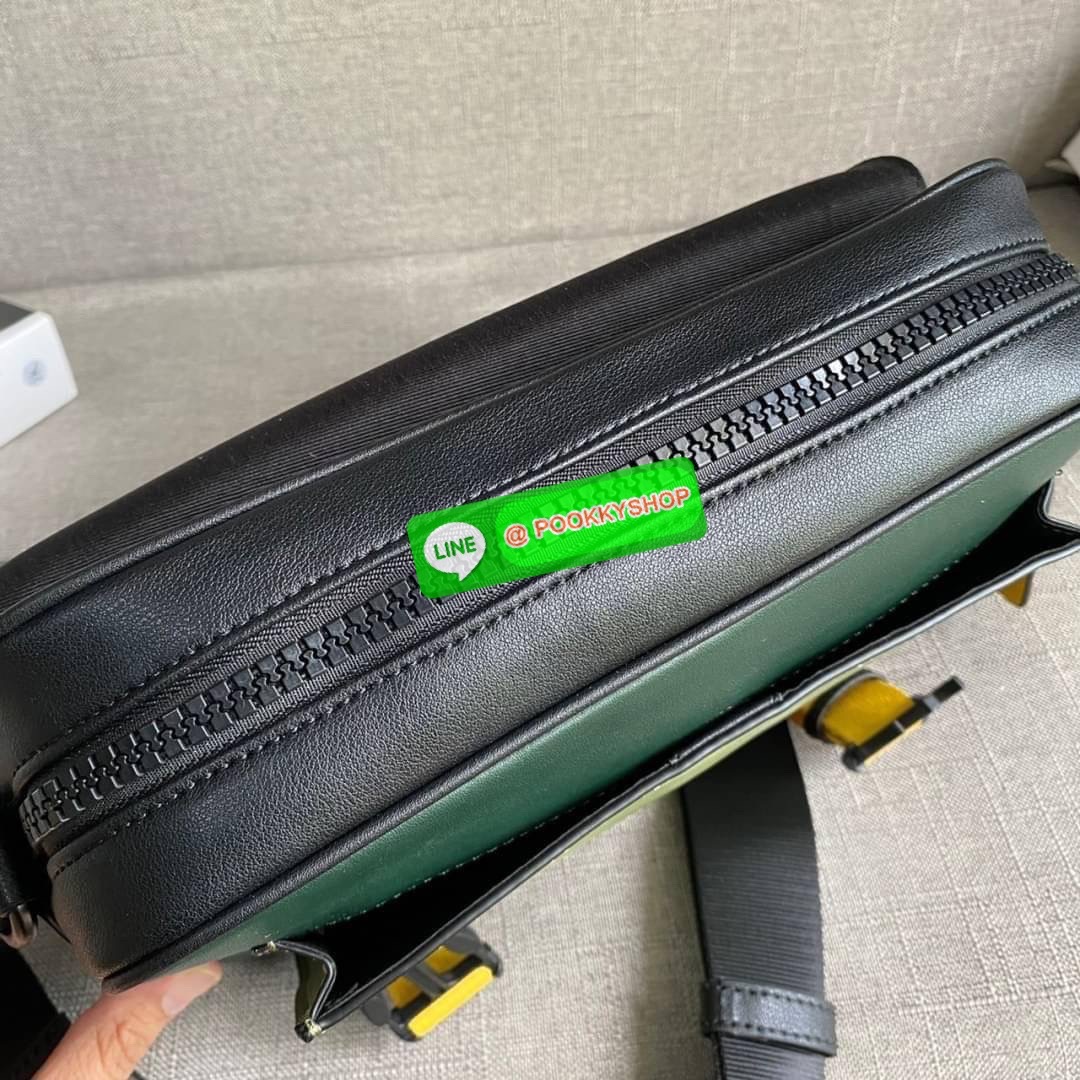 COACH TRACK CROSSBODY IN COLORBLOCK SIGNATURE CANVAS WITH COACH PATCH (C6657) 🛍🛍กระเป๋าสะพายทรงแมสเซ็นเจอร์ ทรงสวยรุ่นที่ต้องมีติดตัวคะหนุ่มๆ จุของได้เยอะมากแบ่งเป็นสัดเป็นส่วน วัสดุหนังแคนวาสสลับหนังแท้ กระเป๋ามีตัว ล็อค มีซิปด้านใน ด้านห