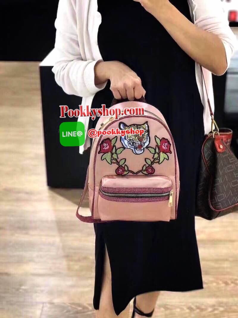 ALDO Grawn Satin Backpack with Tiger&Rose Patches กระเป๋าเป้สะพายหลังจาก ALDO แบรนด์ดังแคนนาดา ดีไซน์สุดชิคปักลายเสือและดอกไม้สวยทั้ง2สี ด้านหน้ามี 1 ช่องซิป เปิดปิดด้วยซิปคู่สะดวกใช้ ภายในมีโลโก้ ช่องซิปและช่องใส่ของ จุได้เยอะ ใส่ ipad ได้ น้ำหนักเบา หูจ