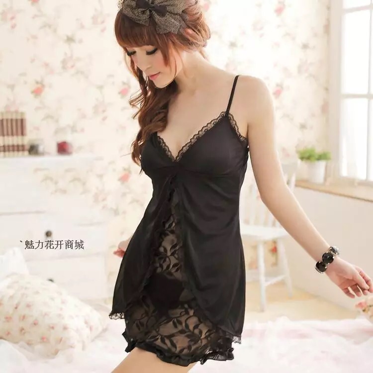 ชุดนอนเซ็กซี่ ชุดนอน ซีทรู สายเดี่ยวสีดำ แบบแต่งกระโปรงสองชัั้นหลอก ตัวชุดเป็นผ้าซาตินสีดำด้านนอก กระโปรงตัวใน เปิดลายลูกไม้ดำด้านหน้า เซ็กซี่ วับๆแวมๆ เย้ายวนแบบมีระดับ