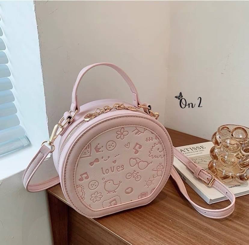 กระเป๋าแฟชั่นทรงกลม สไตล์มินิมอล งานซิปหนังpu อะไหล่ทอง สายสะพายยาวแบบ Cross body ปรับระดับได้ ทรงสวยงานน่ารักมากค่ะ