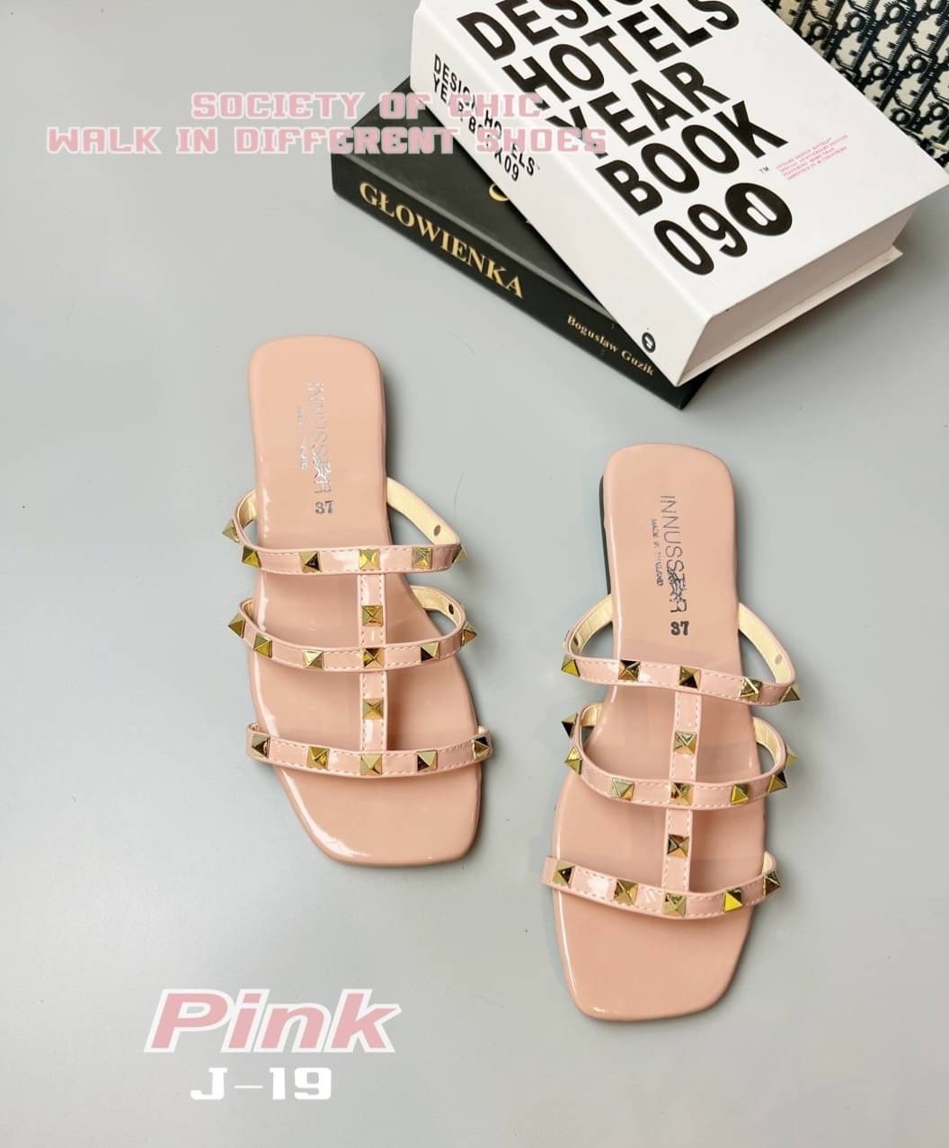 แบบขายดีรีพีท‼️ ตอบโจทย์ได้ดีในวันที่ไม่อยากส้นสูง แต่ยังอยากดูกริบ เป๊ะปัง สไตล์เซเลป อะไหล่ปิรามิดสีทอง เพิ่มความหรูดูแพง หนังแก้วเงา ดูแลง่าย ใส่ได้ตลอดไม่มีเอาท์ จริงๆค่ะ