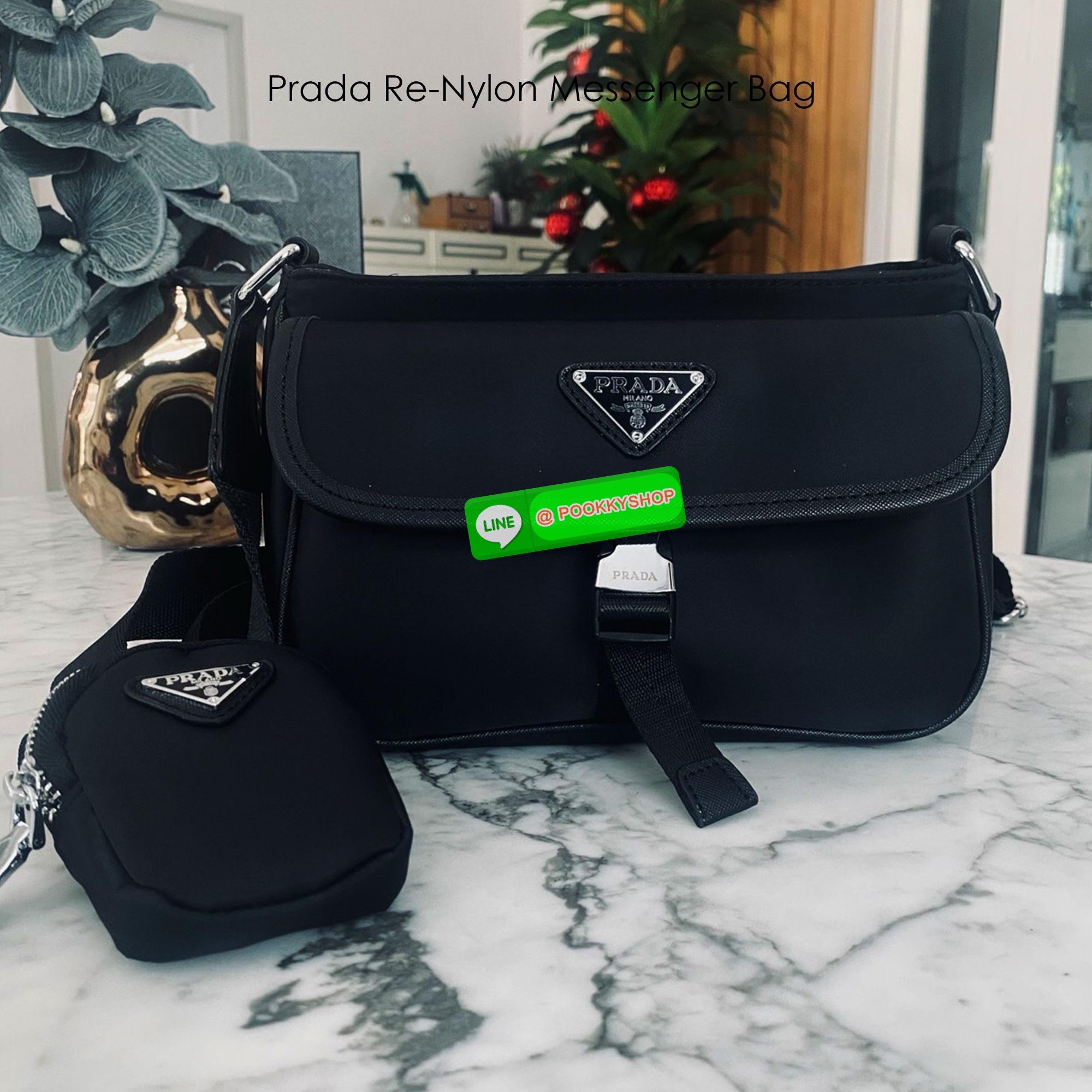 Prada Re-Nylon Messenger Bag กระเป๋าสะพายทรงแมสเซ็นเจอร์ รุ่น Unisex ใช้ได้ทั้งชายหญิง รุ่นยอดนิยมดีไซส์เรียบง่าย โทนสีดำคลาสสิกเข้าได้กับทุกลุค ขนาดกำลังดี สายสะพายยาวปรับระดับได้ สะพายไหล่หรือครอสบอดี้ก็ดูดี ดูเท่ห์ไปหมดจริงๆ ค่ะ