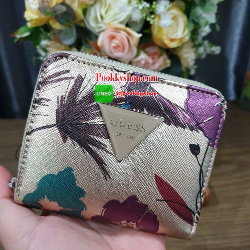 พร้อมส่งรุ่นหายาก! GUESS FACTORY WOMEN'S ZIP AROUND SHORT WALLET กระเป๋าสตางค์สั้นพับ2ตอนซิปรอบหนัง Saffiano ด้านหน้าประดับโลโก้แบรนด์สวยหรู ภายในมีช่องใส่ธนบัตร ใส่แบงก์พัน ช่องใส่เหรียญ และช่องใส่บัตรหลายช่อง ตัวจริงสวยน่าใช้ ภาพถ่ายจากสินค้าจริงค่