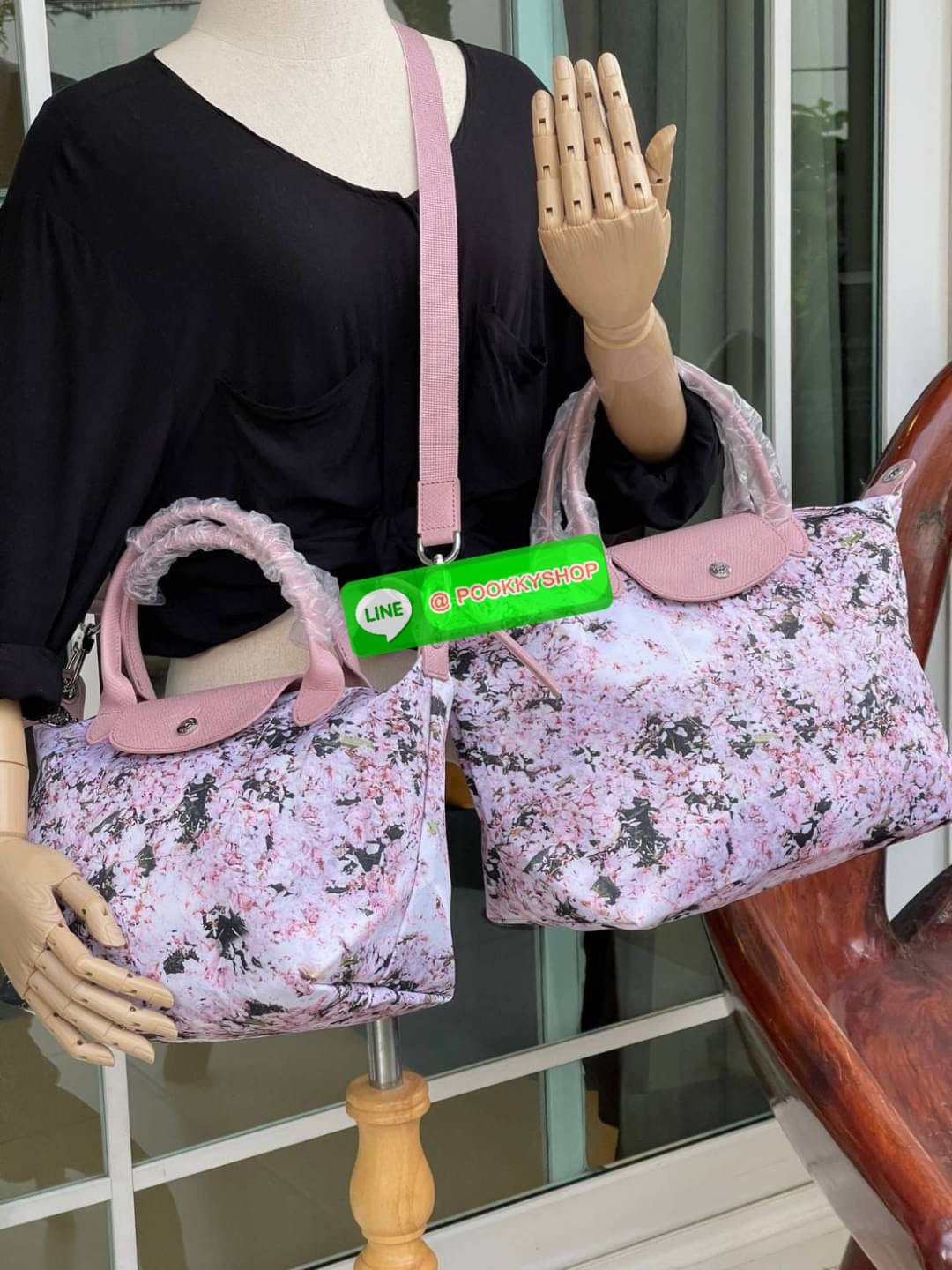 Longchamp LE PLIAGE PRINTEMPS/ÉTÉ 2021 TOP HANDLE BAG พบกับคอลเลคชั่นใหม่ล่าสุด ต้อนรับฤดูใบไม้ผลิ มีดีไซน์ที่เรียบหรูและคลาสสิก แฝงด้วยลูกเล่นแบบเฟมินีน แถมยังมีน้ำหนักเบาอย่างไม่น่าเชื่อ มาพร้อมกับหูจับกระเป๋าคู่และฝาปิดแบบกระดุม กระเป๋าถือใบนี้สามารถใช