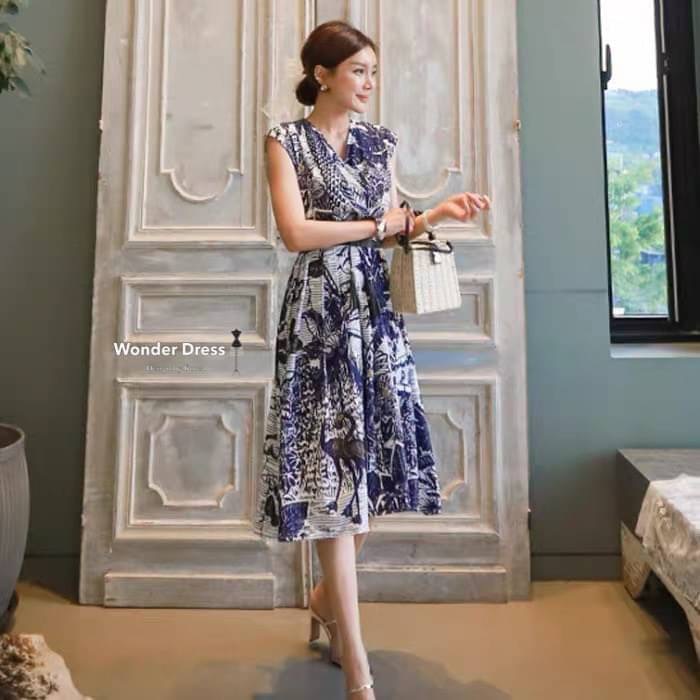 NEW ARRIVAL KOREA DESIGN BY WONDER DRESS เดรสทรงเจ้าหญิงเนื้อผ้าโพลีเอสเตอร์อย่างดี เนื้อนิ่มสวมใส่สบาย โดดเด่นด้วยลวดลายสีกรมที่พิมพ์บนผืนผ้า แต่งดีเทจจับจีบรอบตัวทรงสวยมากคะ ซิปซ่อนด้านหลังสวมใส่สบาย งานมีซับในอย่างดีทั้งตัว รุ่นนี้มีเข็มขัดใหญ่สีดำมาให