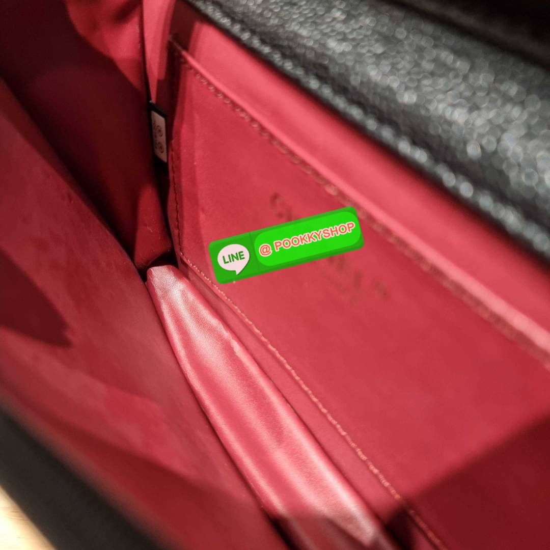 RESTOCK!! ลายวียอดฮิต Premium for gift จากแบรนด์ Chanel กระเป๋าสะพายข้างหนังลายคาร์เวีย มาพร้อมโซ่สะพายในตัว (ถอดออกไม่ได้) อะไหล่ทองเรียบหรู ดูผู้ดี้ ผู้ดี!! เปิด-ปิดกระเป๋าด้วยกระดุมแม่เหล็ก ภายในกระเป๋าเป็นช่องโล่ง มีช่องแยก 1 ช่อง ช่องซิปกลางอีกช่อง ส