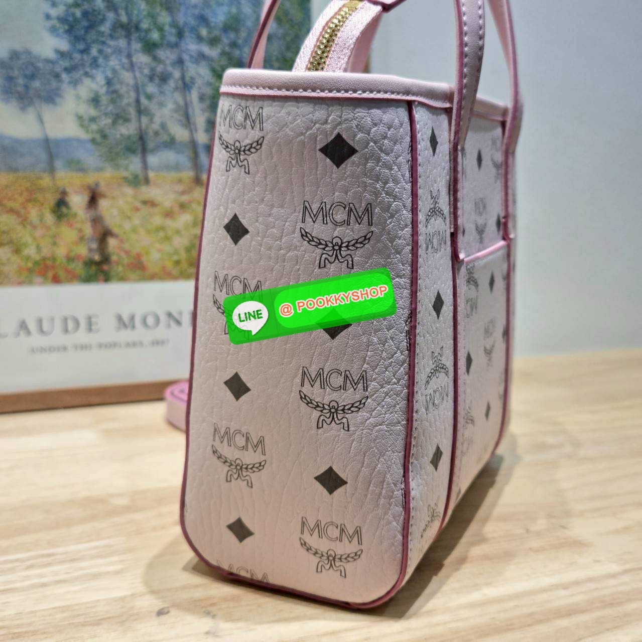 🔆 Model MCM × HELLO KITTY MINI TONI SHOPPER IN VISETOS 🔆 Details ฉลองครบรอบ 50 ปี Hello Kitty ที่มาคอลแลบกับ Mcm ได้อย่างลงตัว น่ารักน่าใช้มากๆ กับกระเป๋าถือ/สะพายข้าง ทรง shopper ไซส์มินิ สวยคลาสสิค ดีไซน์ปั๊มลายคิตตี้ละมุนๆ ขนาดพกพาสะดวก