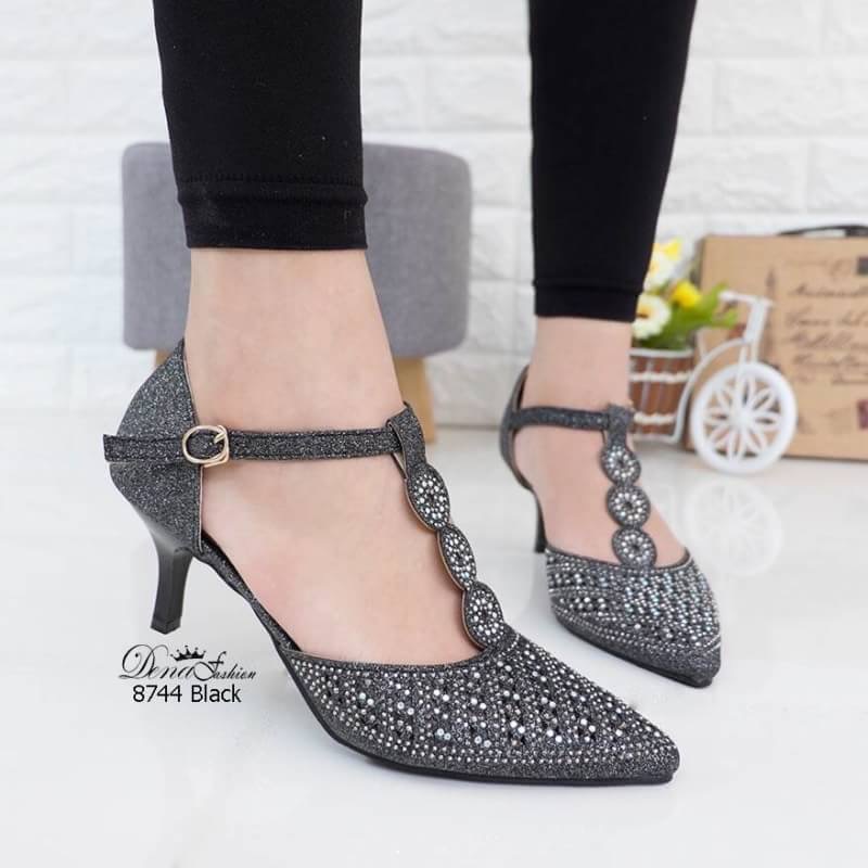 8744 คัชชูรัดข้อ งานสวยมากๆ คัชชูรัดข้อ ตะขอเกี่ยว แต่งเพชรบนหนังกริสเตอร์ สวยเนียบน้ำหนักเบา สวยเฉียบสะกดทุกสายตา