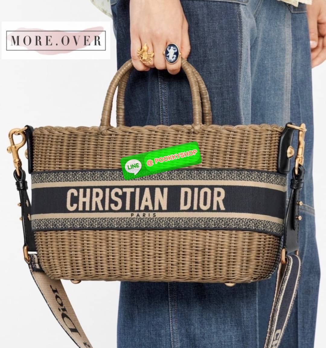 ทรงนี้จุของได้เยอะค่ะ ดาราเซเลปใช้กันเยอะเลยจ้า สาวๆ ต้องมีนะจ๊ะใบนี้น่ารักมากค่ะ แมทกับเสื้อผ้าได้ง่าย ดูเรียบหรูค่ะ กระโปรงสาน Chistian Dior แต่งลายชื่อแบรนด์ มีสายยาวครอสบอดี้ได้ค่ะ หรือจะถือก็น่ารักมากค่ะ ลุคคุณหนูมากค่ะ งานคุณภาพการันตี