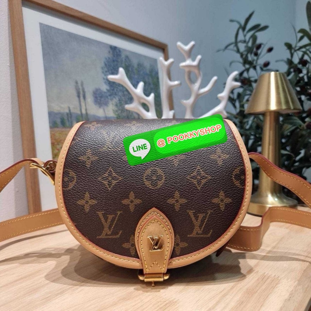 LV TAMBOURIN CROSSBODY BAG 🔆 Details รุ่นลิมิเต็ดหายาก กับกระเป๋าสะพายทรงสวย ดีไซน์คลาสสิค เปิด-ปิดด้วยกนะดุมแม่เหล็ก สายสะพายในตัว ปรับได้ หรือซ่อนสายและถือเป็น clutch ออกงานก็ได้ ดูแพงมากๆ ภายในเป็นช่องโล่ง ใส่ของจุกจิกได้ ของจำเป็นได้ โทรศัพท์ไ