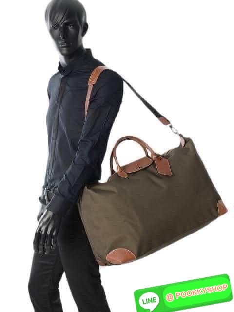 💕 LONGCHAMP BOXFORD TRAVEL BAG L กระเป๋าเดินทางขนาดใหญ่ มาพร้อมสายสะพายที่สามารถถอดได้ ให้คุณเลือกสะพายไหล่หรือถือได้ มีซิปรูดเปิดปิดกระเป๋าที่ให้คุณมั่นใจได้ว่าคุณจัดเก็บไอเท็มของคุณได้อย่างมิดชิด บ็อคฟอร์ด (BOXFORD) สะท้อนความเป็นเอกลักษณ์ของแบร