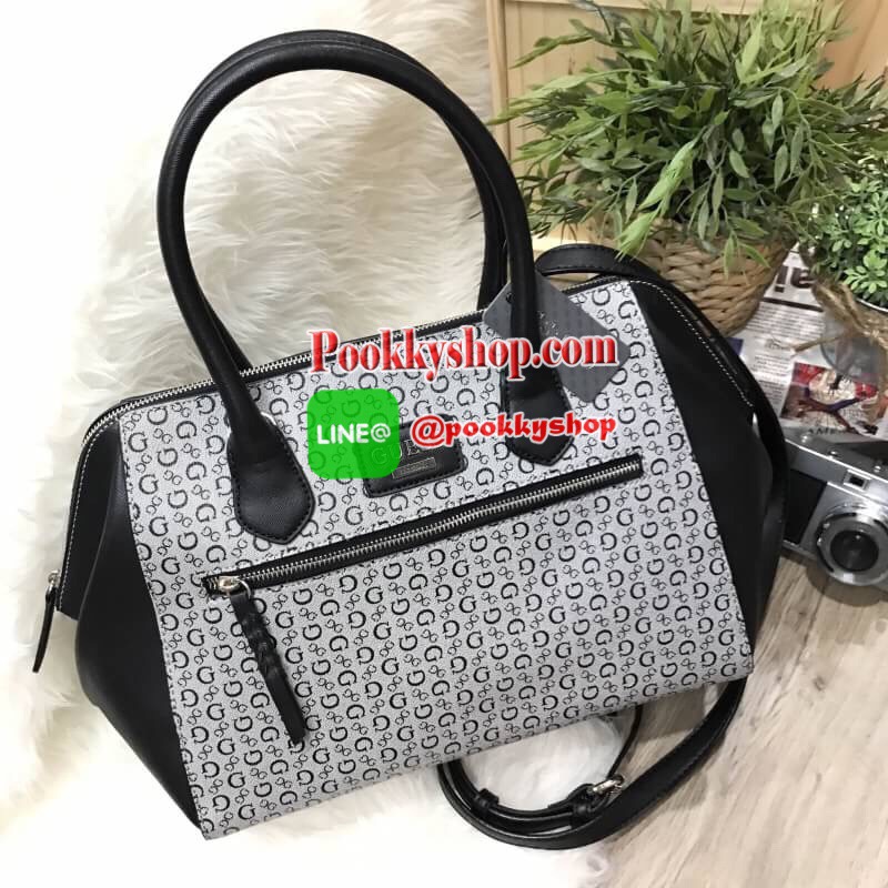 GUESS SAFFIANO HANDBAG กระเป๋าถือหรือสะพายรุ่นแนะนำจาก GUESS หนังปั้มลาย GUESS สวยหรูอยู่ทรงสไตล์ PRADA ใบใหญ่จุสุดๆ ด้านหน้ามีโลโก้แบร์น เปิดปิดด้วยซิปสะดวกใช้ ภายในมีโลโก้ ช่องซิป ช่องใส่มือถือ หูจับแข็งแรงสะพายไหล่ได้มาพร้อมสายสะพายยาวถอดปรับได้ ตัวจริ