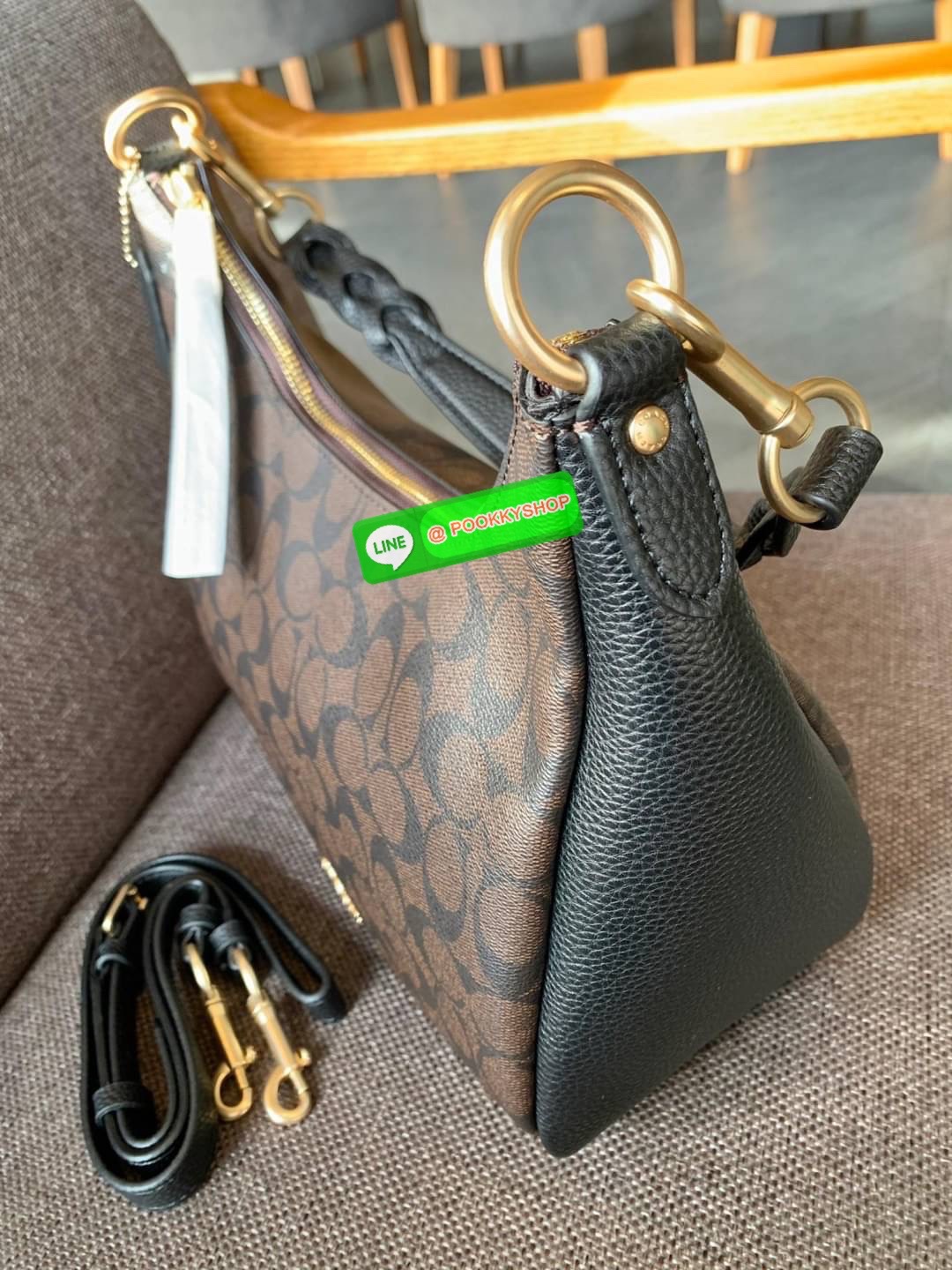 COACH JULES HOBO BAG ((C9189//9190)) 🌍พร้อมส่งที่ไทย! ต้องบอกก่อนว่าหนังรุ่นนี้อย่างดี นิ่มมากๆ สัมผัสแล้วรู้สึกละมุน กับกระเป๋าใบใหญ่ ทรงสวย เปิดปิดกระเป๋าแบบซิปมีหนังห้อยเพิ่มความเก๋ตรงหัวซิปค่ะ ภายในกระเป๋ากว้างมาก ใส่สัมภาระได้ครบครัน หายห่วงเ