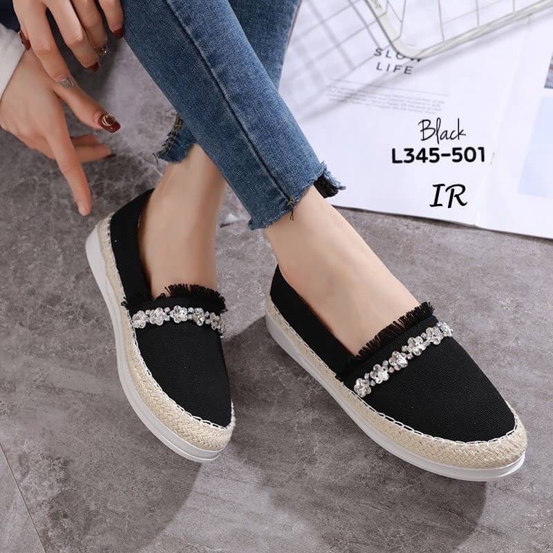 แบบขายดี!!! พร้อมส่ง สำหรับสาวที่กำลังมองหารองเท้าไอเทมสวยๆ ดีไซน์เก๋ๆ ร้านขอแนะนำคู่นี้เลยค้า ผ้าใบแคนวาสแต่งอะไหล่เพชรคาด พื้นนิ่ม เสริมยกพื้นหนา 1 นิ้ว ส้นยางกันลื่น งานดีพรีเมี่ยม ใส่สวยวิบวับ แนะนำเลยคร้า