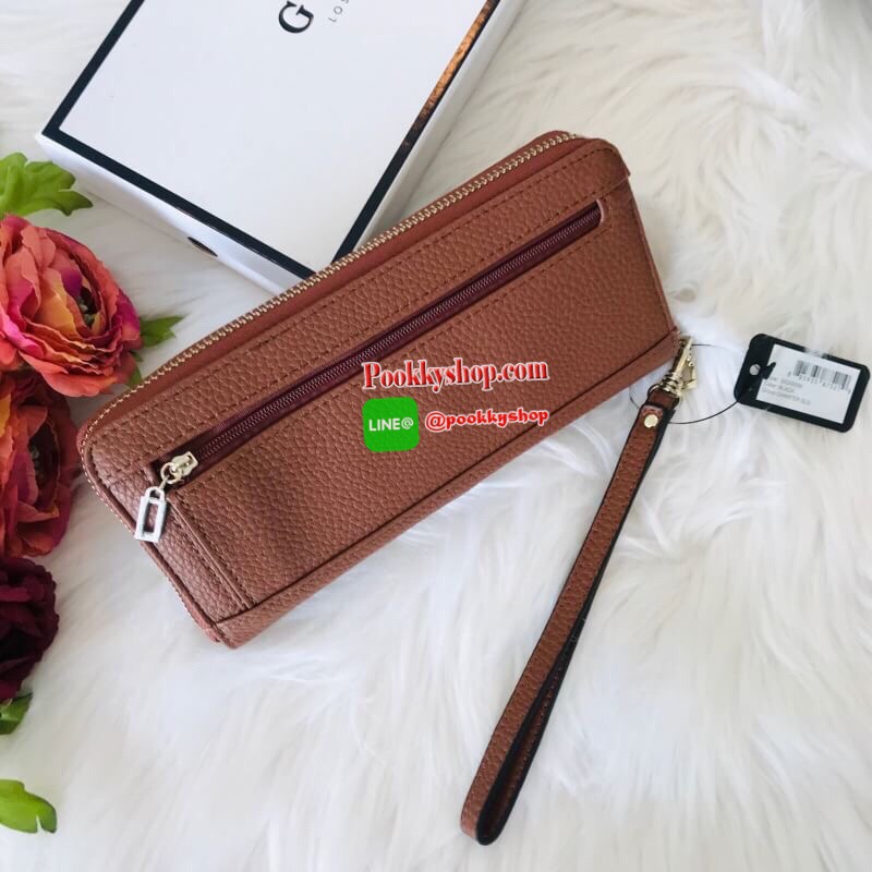 GUESS WOMEN'S LONG WALLET กระเป๋าสตางค์ใบยาวซิปรอบ วัสดุ PU คุณภาพดี นิ่ม น้ำหนักเบา ด้านหน้าประดับด้วยโลโก้แบรนด์สุดหรู ด้านในมีช่องเสียบการ์ด/บัตร/ธนบัตรและช่องซิปสำหรับใส่เหรียญ ด้านหลังมี1ช่องซิปใช้งาน มาพร้อมสายคล้องมือถือเป็นทรงคลัชท์ก็ได้ ราคา