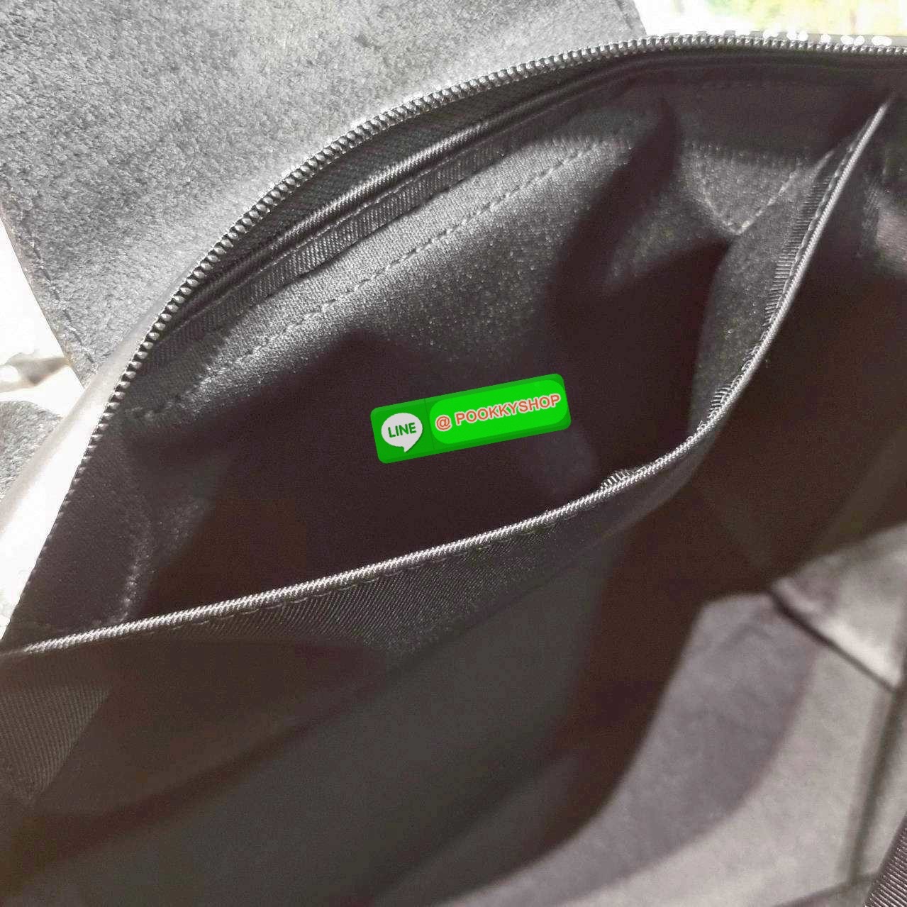 Longchamp le pliage energy M tote bag 🔆 Details เป็นอีกรุ่นที่แรงมาก จึ้งมาก! กระเป๋าสะพายไหล่ทรงโท้ท รุ่นยอดฮิต ดีไซน์ใหม่ให้ความสปอร์ตตี้มากขึ้น มาพร้อมขนาดใหม่ที่หลายๆคนรออยู่ น้ำหนักเบา ดีไซน์เรียบง่าย แต่ดูแพง ปากกระเป๋าออกแบบให้มีฝาปิดและซิป