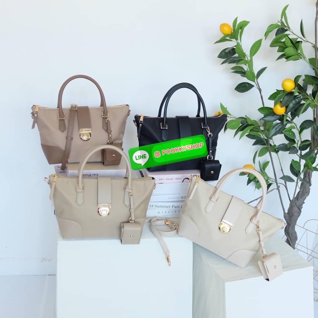 คอลเลคชั่นใหม่ รุ่นขายดี KEEP ‘ Phony bag ‘ อีกรุ่นที่ ถูกถามเข้ามาเยอะที่สุด เป็นกระเป๋า size กลางๆที่ ดีไซน์ให้ออกมาเรียบ หรู หยิบมาใช้งานได้ในทุกๆ วัน