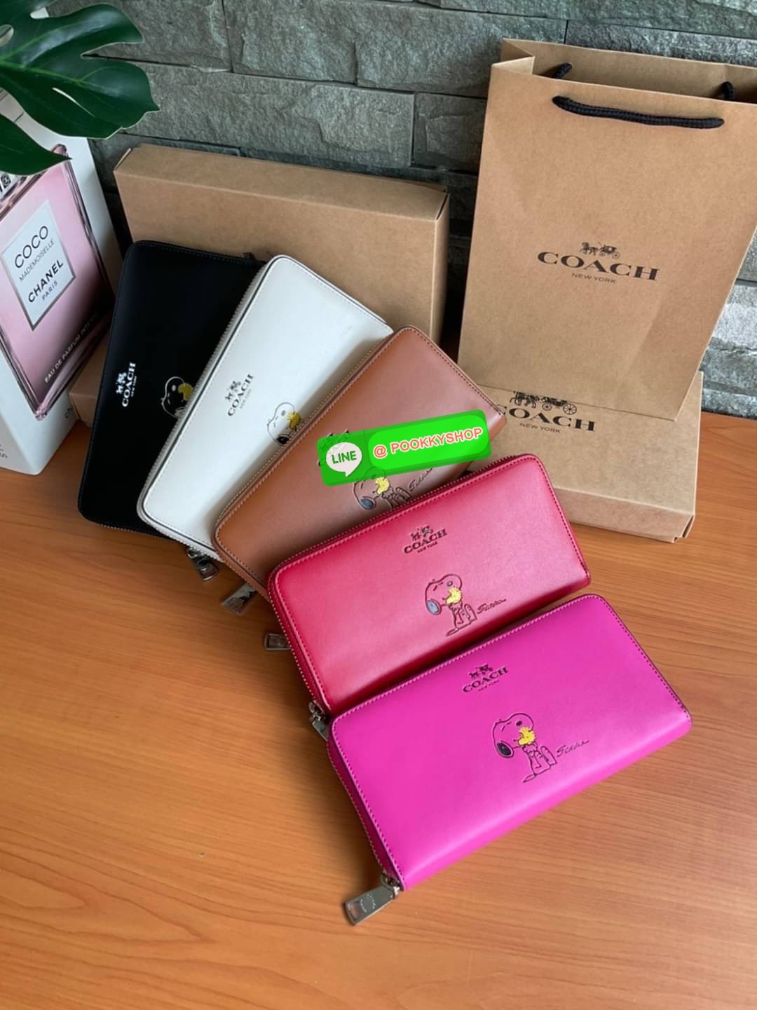 COACH F53773 SNOOPY LONG WALLET กระเป๋าสตางค์ใบยาวซิปรอบ สีสันสดใส ปั้มลาย แบรนด์ และ Snoopy เพิ่มความโดดเด่น ตัวกระเป๋า วัสดุหนัง PU ที่จับหัวซิปปั้มแบรนด์ ภายในแยกเป็นสัดส่วน 1 ช่องซิป ช่องใส่ ธนบัตร และช่องใส่บัตร 12 ช่อง มีให้เลือกหลายสี แนะนำรุ่นนี้ห