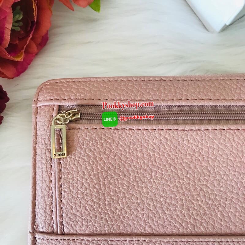 GUESS WOMEN'S LONG WALLET กระเป๋าสตางค์ใบยาวซิปรอบ วัสดุ PU คุณภาพดี นิ่ม น้ำหนักเบา ด้านหน้าประดับด้วยโลโก้แบรนด์สุดหรู ด้านในมีช่องเสียบการ์ด/บัตร/ธนบัตรและช่องซิปสำหรับใส่เหรียญ ด้านหลังมี1ช่องซิปใช้งาน มาพร้อมสายคล้องมือถือเป็นทรงคลัชท์ก็ได้ ราคา