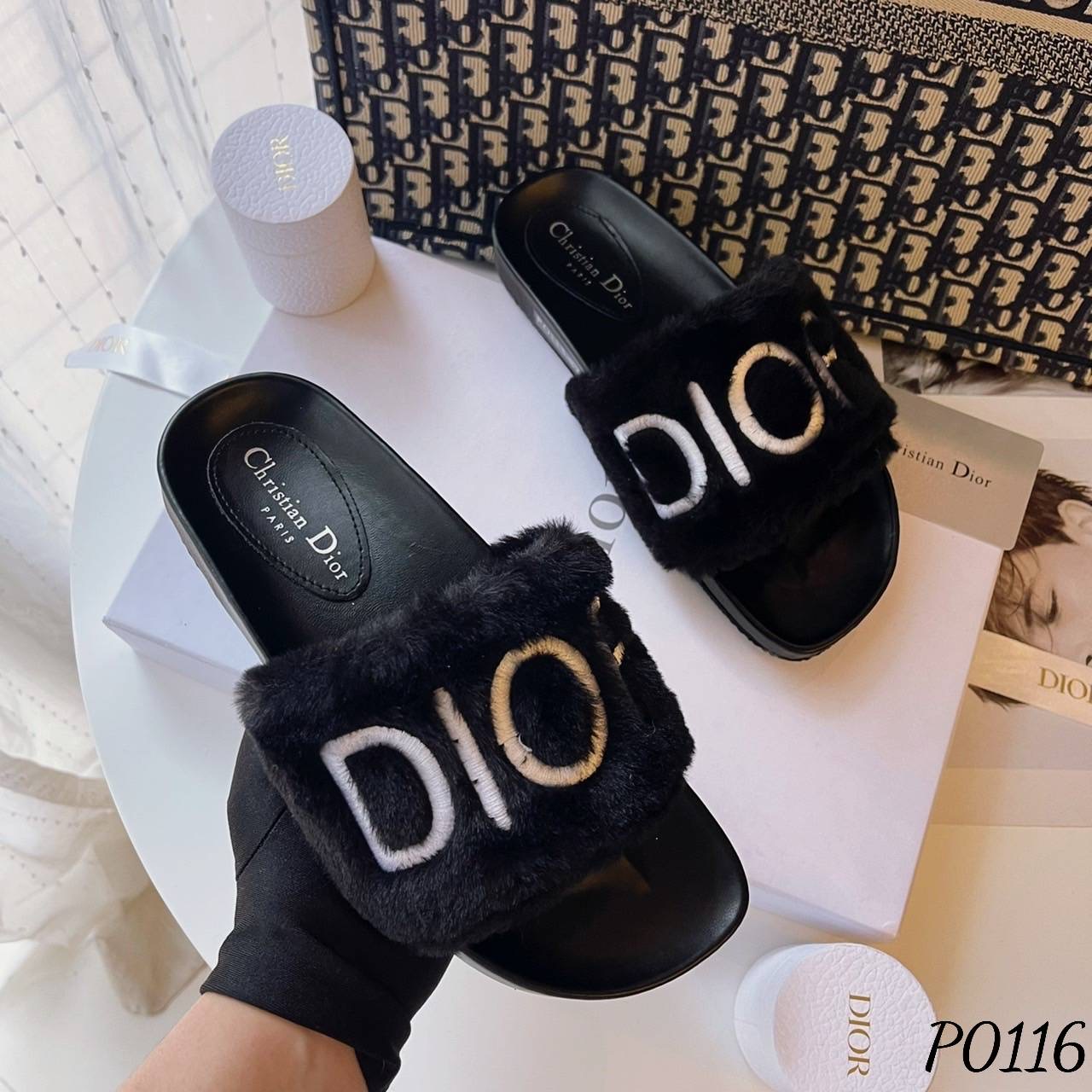 พร้อมส่ง มาใหม่ สวยมาก แตะ D io r งานปักบนขนเฟอร์ งานน่ารักค่ะ หนังนุ่มใส่สบายค๊า