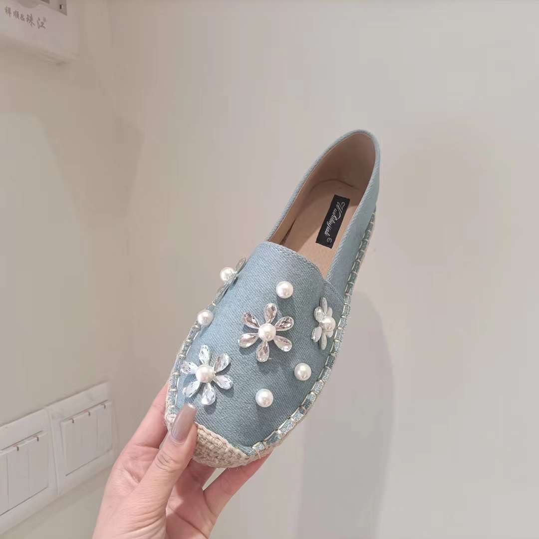 พร้อมส่งคะ Slip on shoe งาน slip on signature ของทางร้าน ผ้ายีนเกร๋ๆ สวยยืน1 🥇มาแล้วจ้าทรงสวยอย่างดี👍 งานเกร๋เรียบหรูดูแพง 👑ตัวนี้ห้ามพลาด🥳ใส่สบายจะแมตช์กับกางเกง👖หรือกระโปรง👗ก็ได้ค่ะ แม่ค้าคอนเฟริม ห้ามพลาด