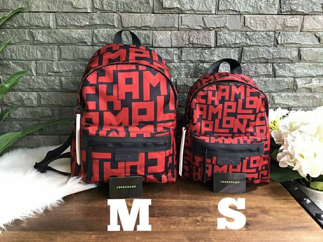 LONGCHAMP LE PLIAGE LGP BACKPACK รายละเอียด • วัสดุ: ผ้าใบ • อะไหล่: นิกเกิล • ตัวกระเป๋า: ผ้าใบโพลีอะไมด์เคลือบด้านใน • ตกแต่ง: หนังวัว รายละเอียดภายนอก • การปิด: ด้วยซิป • สายสะพาย: เลื่อนปรับระดับได้ • ช่อง: 1 ช่องซิป ภายใน • ช่องใส่ของ: 1 ช่อง ช่องด้า