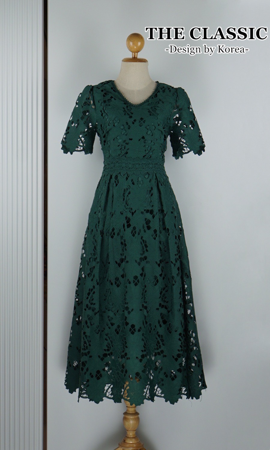 เดรสแฟชั่น เดรสยาวลูกไม้ คอวีแขนสั้น ใช้ผ้าลูกไม้เนื้อหนาอย่างดี ขึ้นลวดลายดอกไม้ ลายชัด