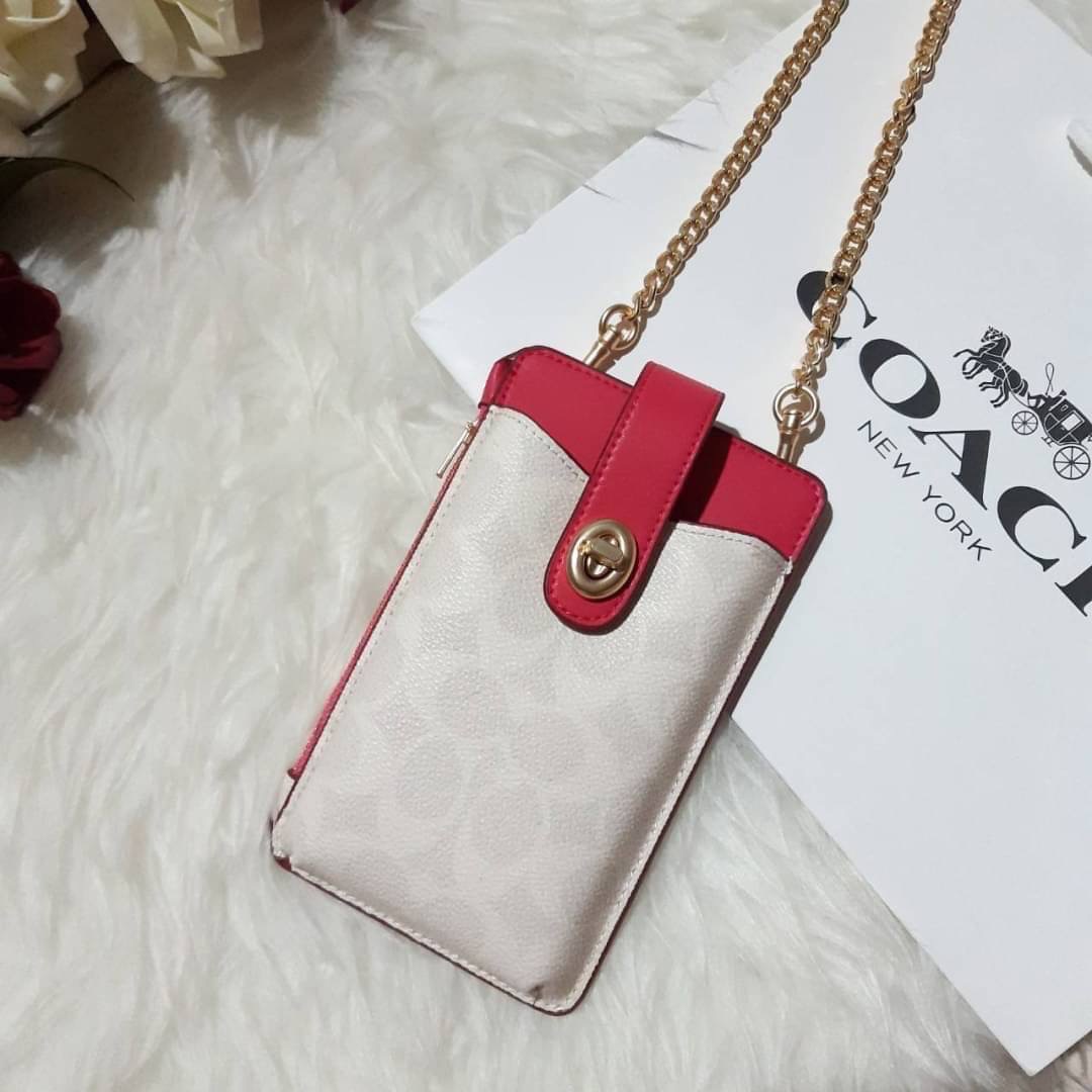 COACH 825 TURNLOCK CHAIN PHONE CROSSBODY IN BLOCKED SIGNATURE CANVAS ฮอตและปังกว่านี้ไม่มีแล้ว!! กระเป๋าเอนกประสงค์ สำหรับใส่โทรศัพท์ ใส่บัตรได้ มีช่องซิปแยกให้ด้วย ขนาดพกพาดีงาม!! 💕 ใส่โทรศัพท์ได้ทุกรุ่นน้า สายสะพายยาวประมาณ 23" (วัดจากไหล่)