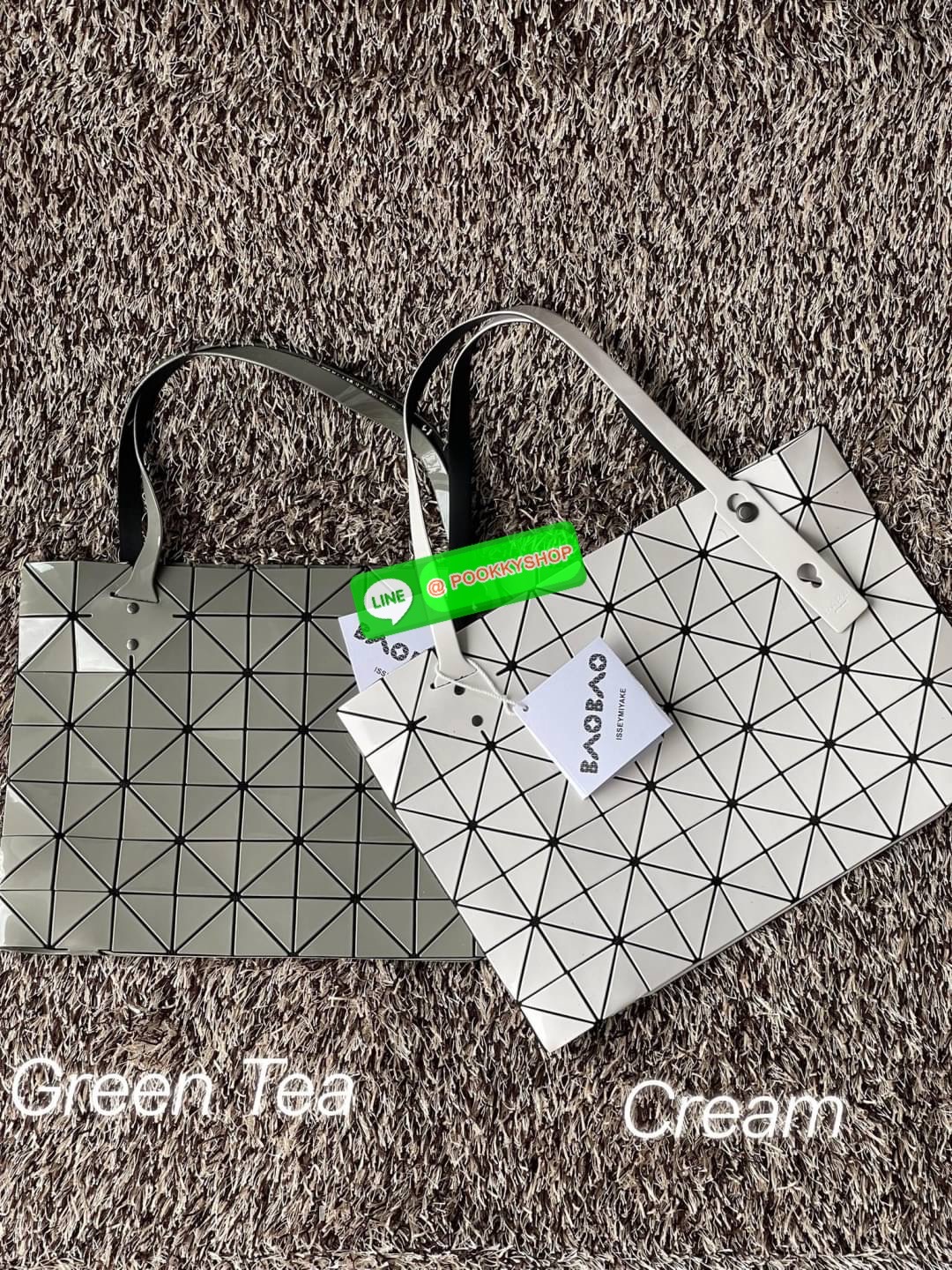 💕 Bao Bao Issey Miyake ROCK MATTE ซีรีส์นี้จะเป็นทรงสี่เหลี่ยมผืนผ้า มีซิปปิดด้านบน ถือเป็นรุ่นที่เหมาะกับการใช้งานในชีวิตประจำวัน สามารถพับมุมและบริเวณด้านล่างของกระเป๋าเพื่อเพิ่มความสะดวกสบายในการใช้งาน ทั้งยังช่วยให้วางกระเป๋าในแนวตั้งได้อีกด้ว