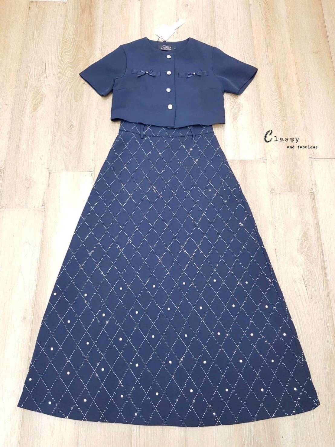 ชุดเซทแฟชั่น set เสื้อผ้าพื้นคอกลมแขนสั้นติดโบว์กระดุมเพชรด้านหน้า + กระโปรงยาวเพชร