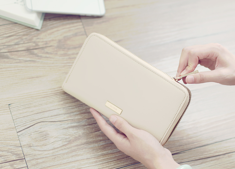 กระเป๋าสตางค์ Aldo กระเป๋าถือ สีครีม แบรนด์เนม Aldo แบรนด์หรูจาก แคนนาดา เนื้อสีครีม มีลายTexture ในตัว ช่องใส่ของใหญ่2ช่อง ช่องเสีบบัตร 2ด้าน