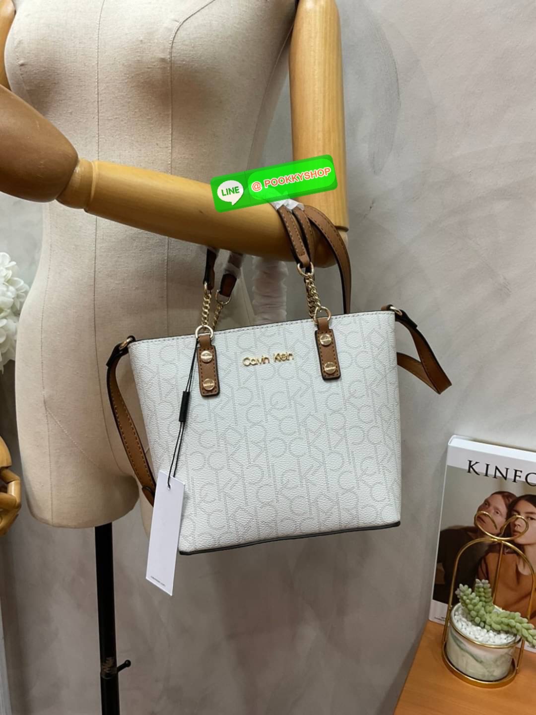 Calvin Klein Monogram Shopping Bag คอลเลคชั่นใหม่ล่าสุด ของมันต้องมี สวยหรูดูแพงมาก สำหรับรุ่นนี้!!! กระเป๋าถือ/สะพาย Crossbody รุ่นใหม่ชนช้อป รุ่นยอดนิยม วัสดุ PVC คุณภาพดี น้ำหนักเบา ด้านหน้าประดับด้วยโลโก้แบรนด์ ตัวกระเป๋าลาย monogram สวยหรู รอบใบ มาพร