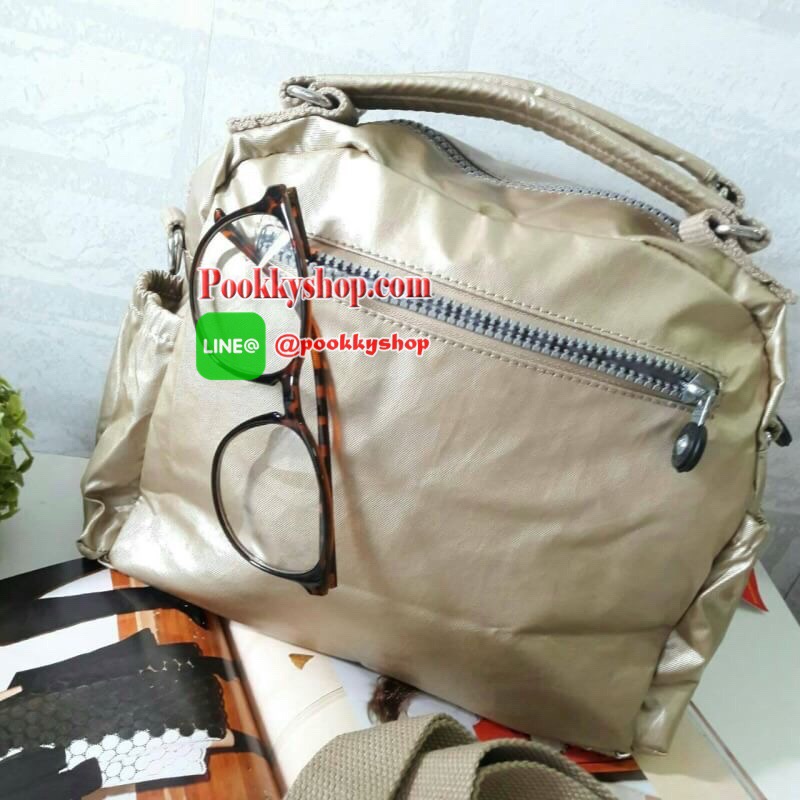 พร้อมส่ง Kipling Shoulder Bag k15828 รุ่นMulti funtion ที่สาวๆรอคอย!!! เพราะใบนี้สามารถปรับการใช้งานได้หลายเเบบทั้งสะพายข้างได้ แบบครอสบอดี้ได้ หรือรวบสายเก็บปรับเป็นถือก็ยังได้ ผลิตจากวัสดุผ้าไนล่อนเมทาลิคอย่างดี กันน้ำระดับนึงเลยค่ะ ️ด้านหน้ามีช่องซิปถึ