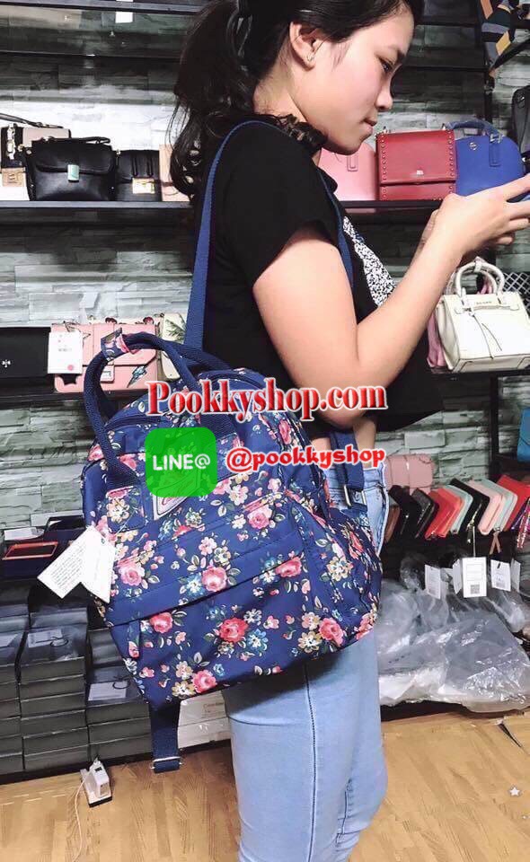 cath kidston Mini Backpack Bag กระเป๋าสะพายเป้รุ่นมินิ แบรนด์ดังสไตล์วินเทจสุดฮิต วัสดุ Canvas เคลือบกันน้ำสามารถเช็ดทำความสะอาดได้ เปิดปิดด้วยซิปสะดวกใช้ ด้านหน้าประดับโลโก้ cath Kidston พร้อมช่องซิปด้านนอกใส่กระเป๋าสตางค์ มือถือได้ ด้านในมีช่องซิป สามาร