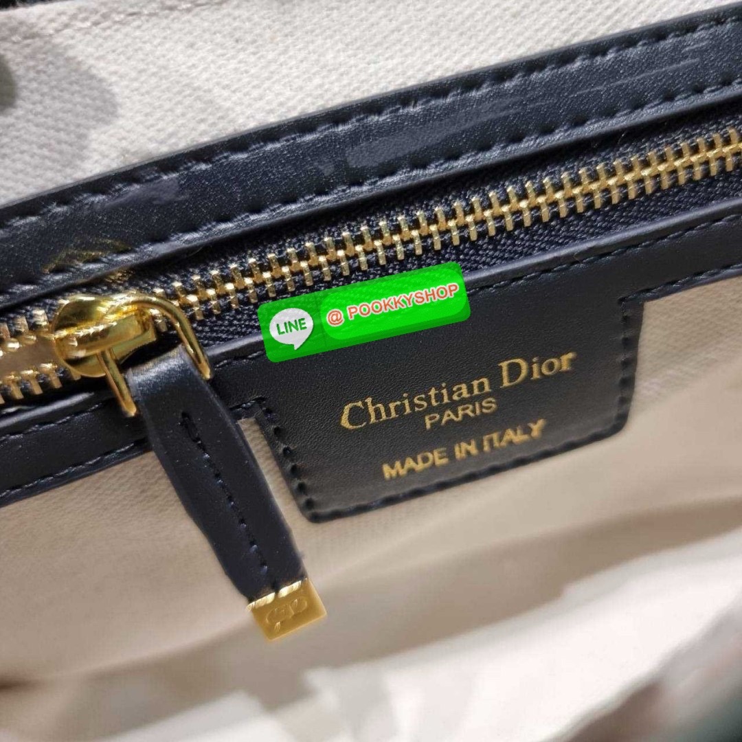 กระเป๋าสะพายทรงสวย ดีไซน์โลโก้โดดเด่นและหรูหรา ดีเทลดูดีมีกิมมิคในตัว