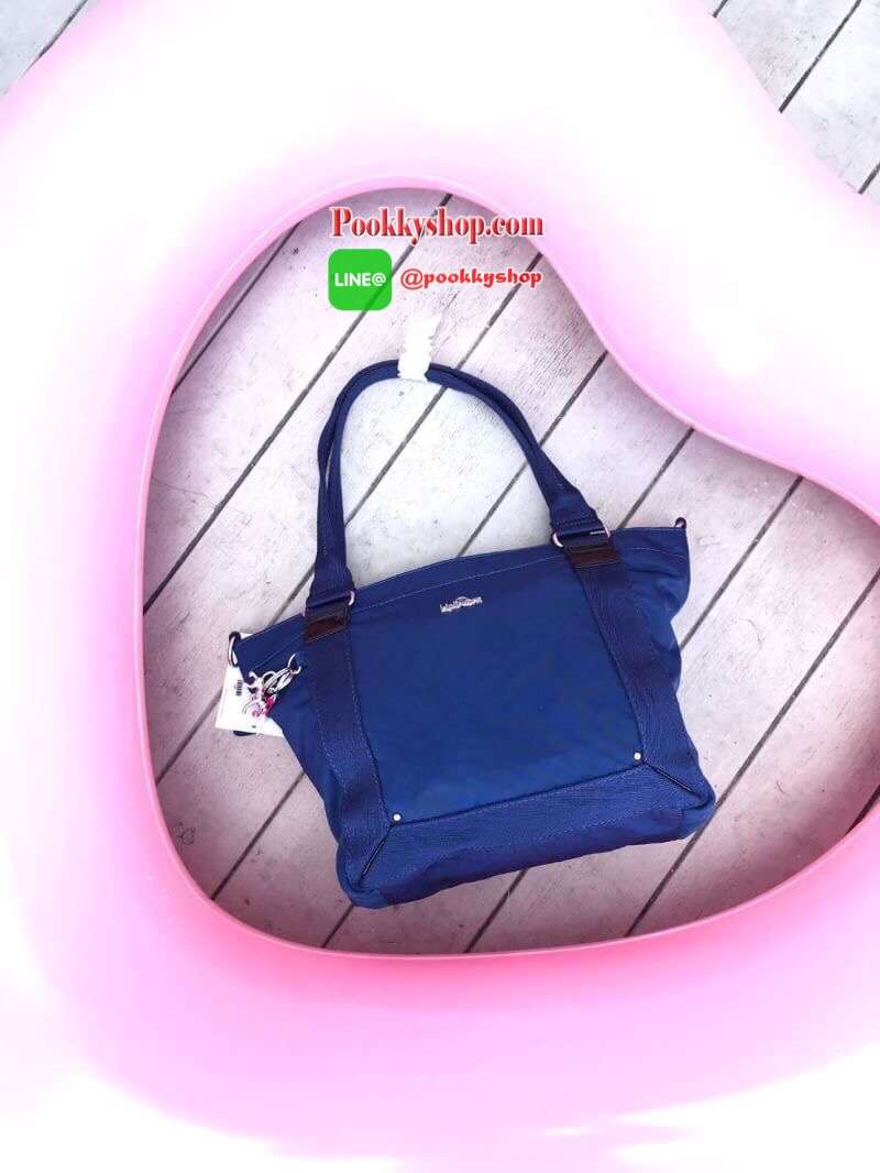 Kilping Womens Elyse Kt Top-Handle Bag กระเป๋าหรือสะพาย ขนาดกลาง กำลังดี วัสดุpolymide100%น้ำหนักเบา ใส่ของได้จุ กระเป๋าสตางค์ ไอแพค สัมภาระจุกจิกได้อีกเยอะ ด้านหน้าประดับโลหะนูนโลโก้แบรนด์รวมถึงพวงกุญแจลิงก็เป็นโลหะเช่นเดียวกัน ถอดแยกใช้งานได้ ด้านบนเปิด