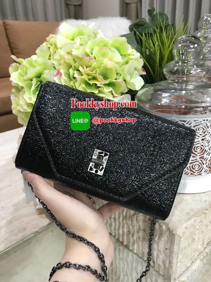Don’t Miss! NEW! CHARLES & KEITH Embellished Turn-Lock Clutch กระเป๋าสะพายคลัชทรงกล่องรุ่นใหม่ชนช็อปวัสดุ Synthetic Leather มีเทคเจอร์สีเมทัลลิคดูมีดีเทล เปิดปิดด้วยตัวล๊อคปั้มแบรนด์ดีไซน์สวยหรู ด้านหลังประดับโลโก้ ภายในโล่งมีช่องซิปหัวซิปแบรนด์ ใส่มือถือ