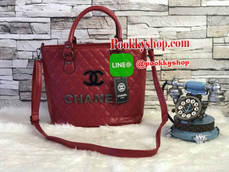 Chanel TOTE BEAUTY วัสดุหนังแกะสัมผัสนิ่มมือ สังเคราะห์คุณภาพดีทนทาน เปิด-ปิดด้วยซิปอะไหล่เงินรมดำ ฐานรองหมุด4มุม ภายในมีช่องใส่ของจุกจิก จุของได้เยอะ น้ำหนักเบา ซื้อใช้เองหรือฝากเป็นของขวัญก็สุดคุ้มค่ะ สวยมากงานดีสุดจากเคอร์เตอร์ต่างประเทศ ใส่เอกสารA4 ,I