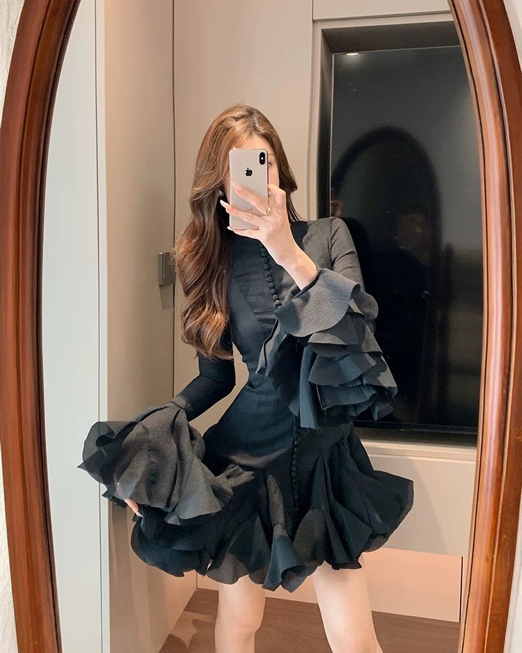 เดรสแฟชั่น เดรสกระโปรงสั้น เสื้อคอกลมแขนยาว ตีเกล็ดเข้ารูป