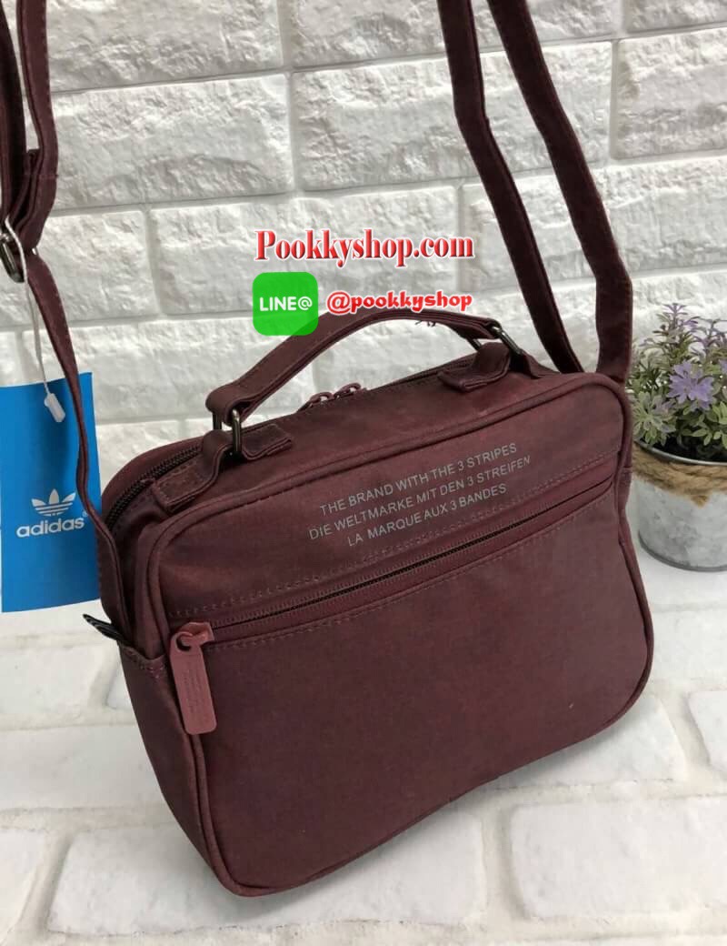 New!!! Adidas shoulder bag พร้อมส่ง กระเป๋าสะพายข้างแนว sport วัสดุด้านหน้าเนื้อ matte ผสมหนังนิ่มค่ะ น้ำหนักเบา ด้านหน้าติดโลโก้แบรนด์ เปิดปิดกระเป๋าแบบซิป ภายในโล่ง ใส่ของจุพอประมาณเลยค่ะ มีช่องซิปหนึ่งช่อง ด้านหลังมีช่องซิปยาวให้ใส่ของได้ด้วยนะคะ สายสะ