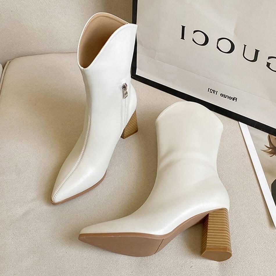 พร้อมส่ง บูทขนาดกลาง 999 งานสวยมาก ส้นแต่งลายไม้เก๋ หนังนิ่ม น้ำหนักพอดี มีซิปเพื่อง่ายเวลาสวม ทรงปลายเก๋มาก สวยมาก