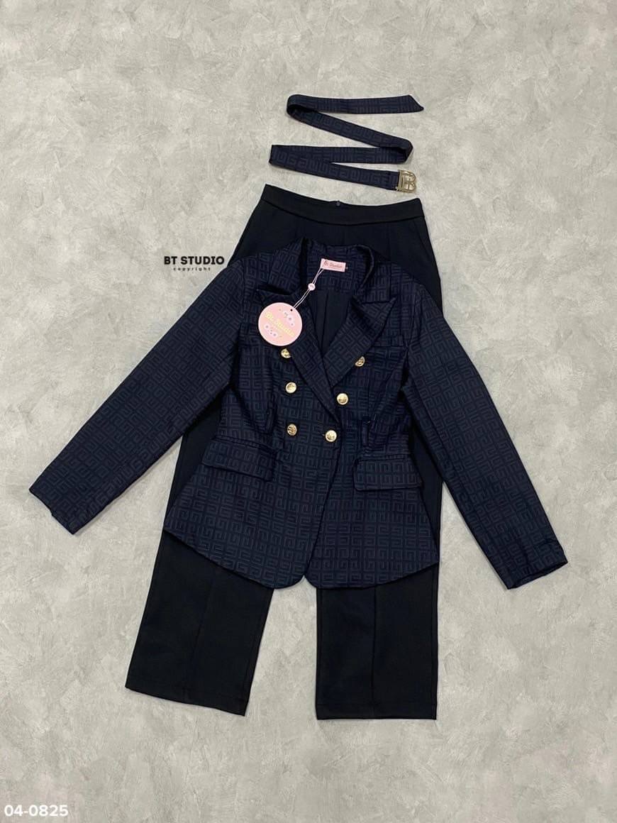 เซท 3 ชิ้น เสื้อเบเซอร์คอปก แขนยาวแต่งกระดุมสีทองปั้มโลโก้ที่ตรงกลาง และปลายแขน มาพร้อมสายเข็มขัดคาดเอวสีเดียวกันกับเสื้อ หัวเข็มขัดแต่งสีทอง แมทซ์กับกางเกงขายาวตีเกล็ดด้านหน้า กระเป๋าใช้งานได้จริง งานสวย คัตติ้ง เนื้อผ้าดี ห้ามพลาดเลยจ้าา